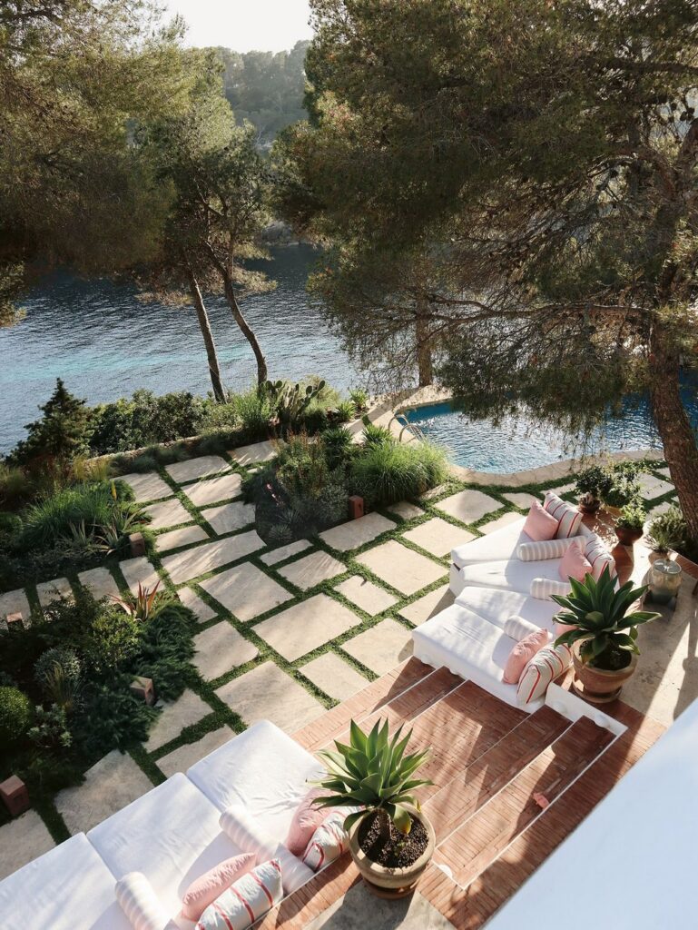 Cala Mastela jardín junto almar en Ibiza diseñado por Alfonso Pñerez Ventana